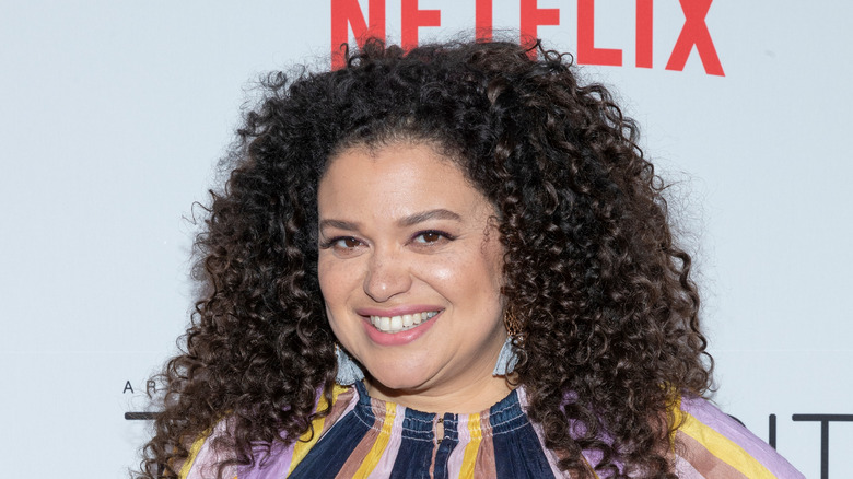 Michelle Buteau souriante pour la presse