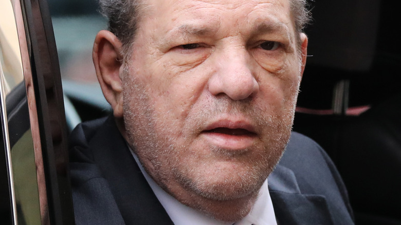 Harvey Weinstein sort de la voiture 