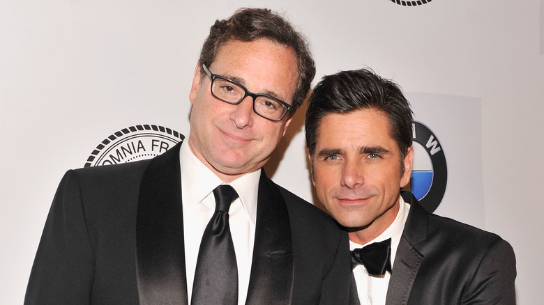 Bob Saget et John Stamos posant