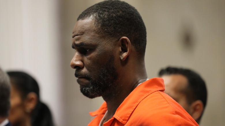 R Kelly fronçant les sourcils dans sa combinaison de prison orange