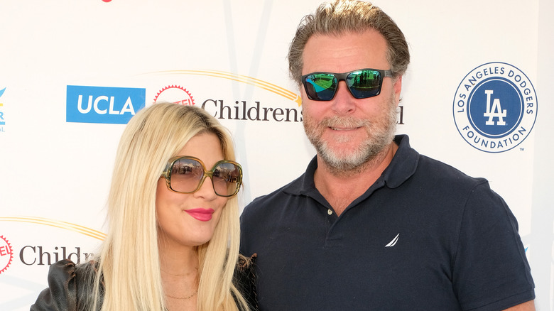 Dean McDermott et Tori Spelling avec des lunettes de soleil