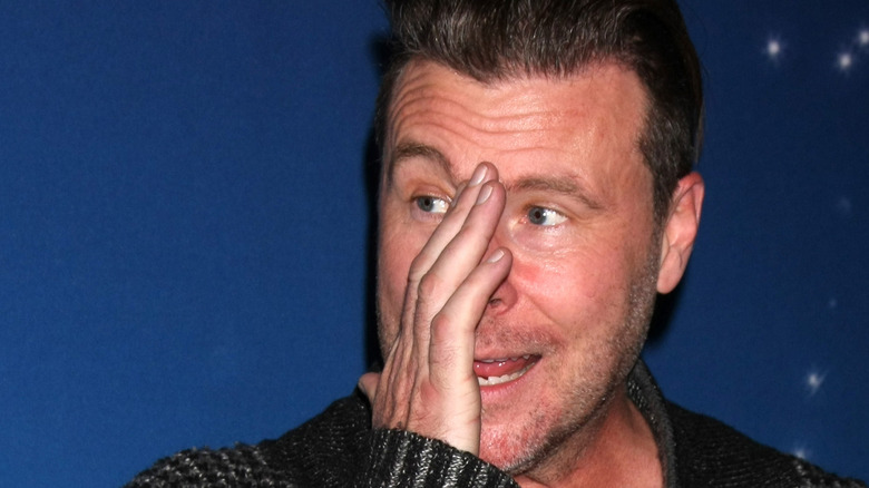 Dean McDermott, semble bouleversé