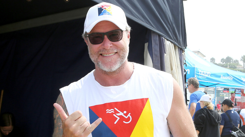 Dean McDermott en débardeur blanc et casquette de baseball