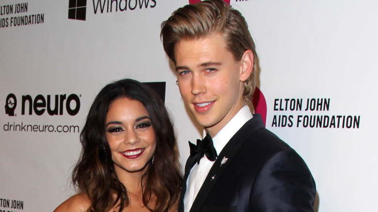 Vanessa Hudgens et Austin Butler souriant