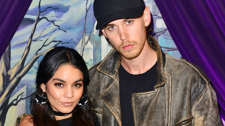 Vanessa Hudgens et Austin Butler posent