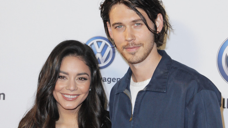 Vanessa Hudgens et Austin Butler posant ensemble