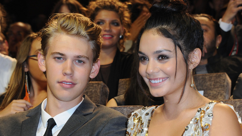 Austin Butler et Vanessa Hudgens assis dans un public