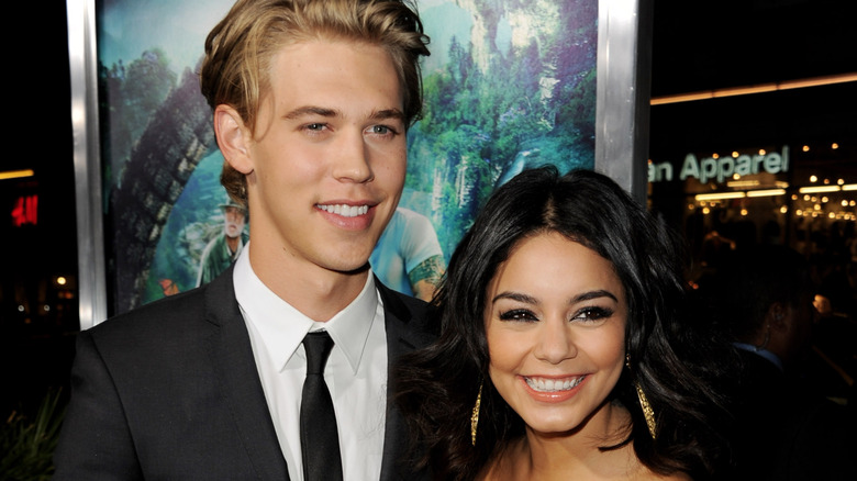 Austin Butler et Vanessa Hudgens souriant