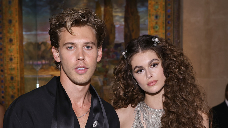 Austin Butler et Kaia Gerber posant ensemble