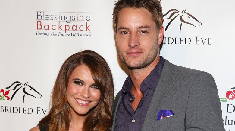 Chrishell Stause et Justin Hartley posant