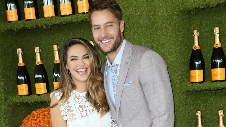 Chrishell Stause et Justin Hartley sourient