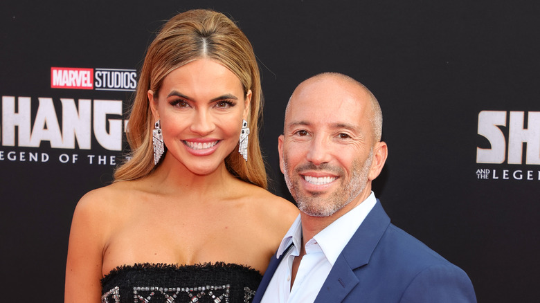 Chrishell Stause et Jason Oppenheim souriant