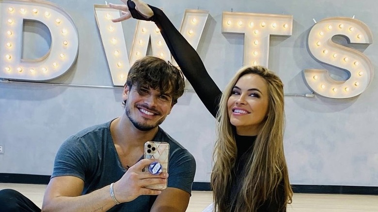 Gleb Savchenko et Chrishell Stause dans un selfie