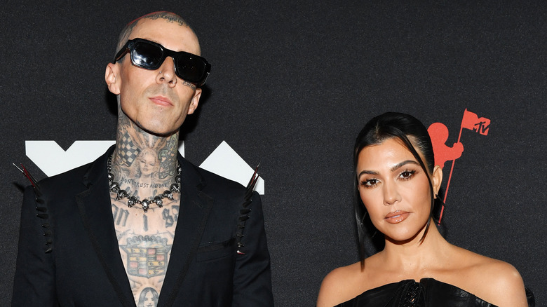 Kourtney Kardashian et Travis Barker posent