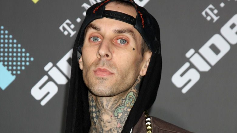 Travis Barker posant