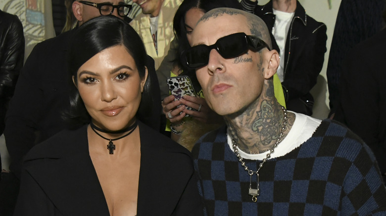 Kourtney Kardashian et Travis Barker posent tous les deux