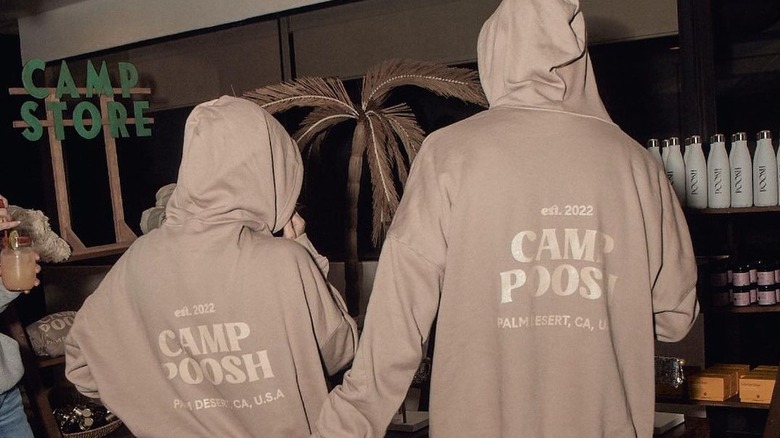 Travis Barker et Kourtney Kardashian en sweat à capuche Poosh