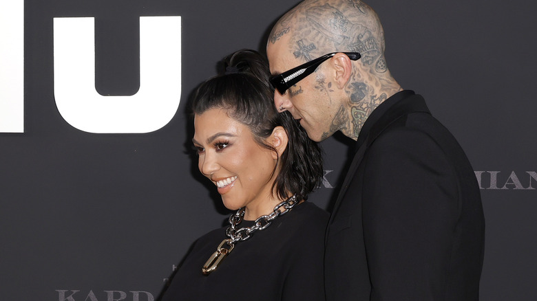 Kourtney Kardashian et Travis Barker sourient