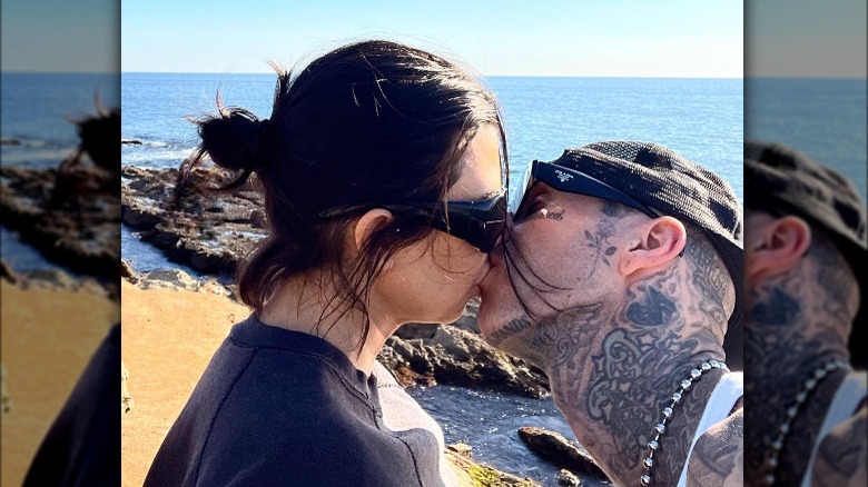 Kourtney Kardashian et Travis Barker s'embrassent 