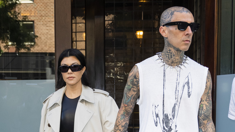 Kourtney Kardashian et Travis Barker marchant 