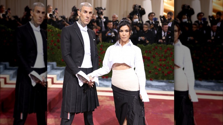 Kourtney Kardashian et Travis Barker posent au Met