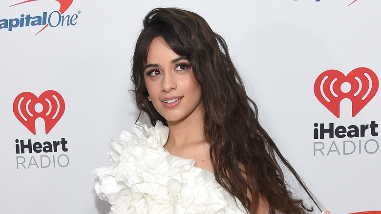 Camila Cabello pose sur le tapis rouge