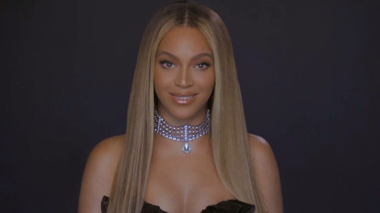 Beyoncé porte une robe noire et un collier ras de cou en diamant