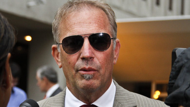 Kevin Costner porte des lunettes de soleil