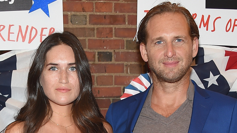 Jessica Ciencin Henriquez et Josh Lucas posant