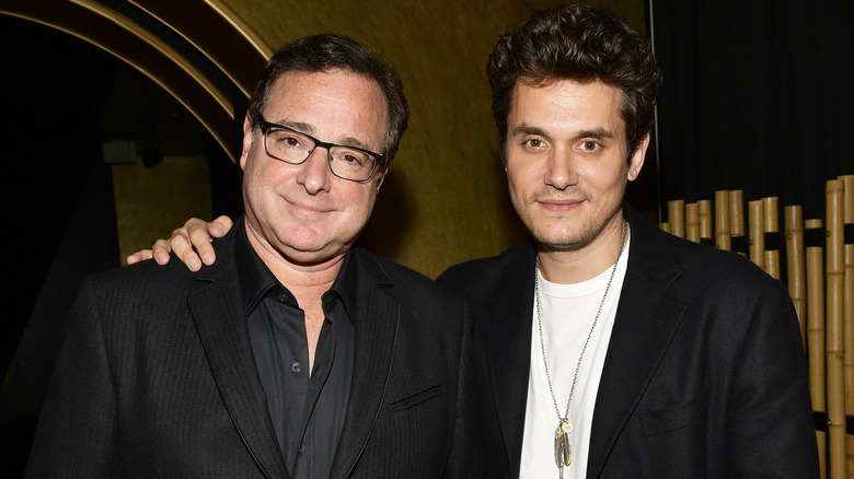 Bob Saget et John Mayer posant