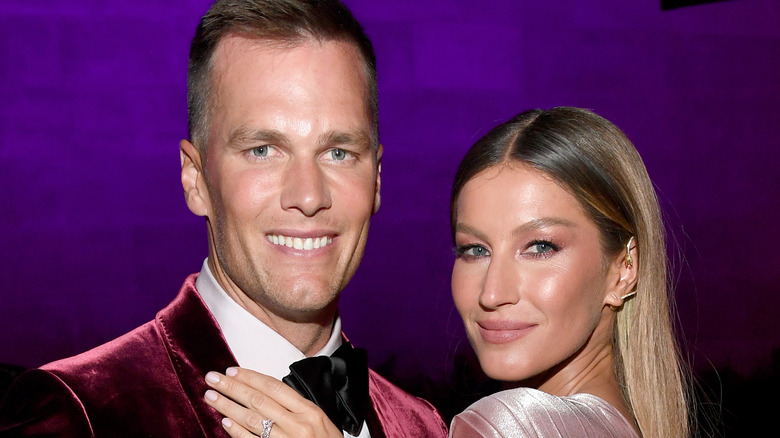 Gisele Bündchen souriante main sur la veste en velours Tom Brady