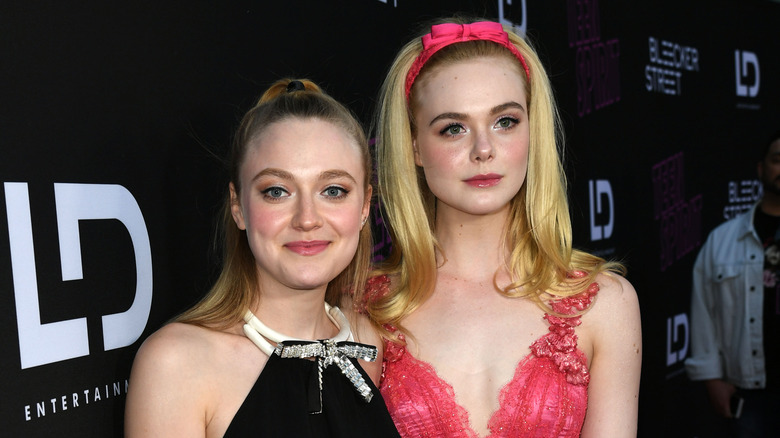 Dakota et Elle Fanning posant