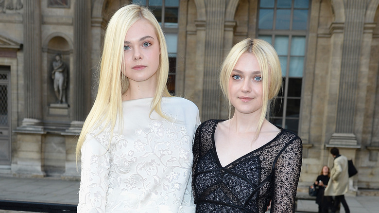 Dakota et Elle Fanning posant