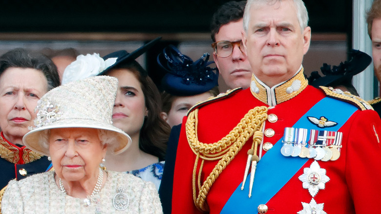 La reine Elizabeth et le prince Andrew en uniforme