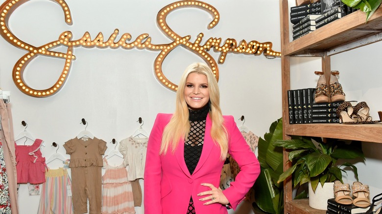 Jessica Simpson devant ses produits