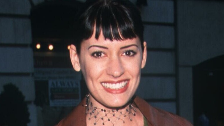 Paget Brewster posant pour une photo en extérieur