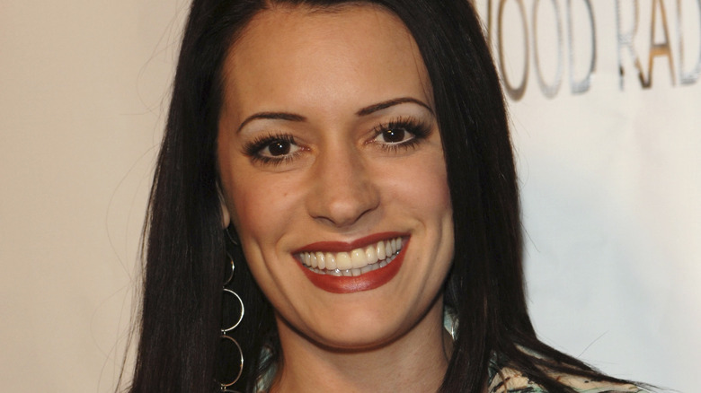 Paget Brewster sourit sur le tapis rouge 