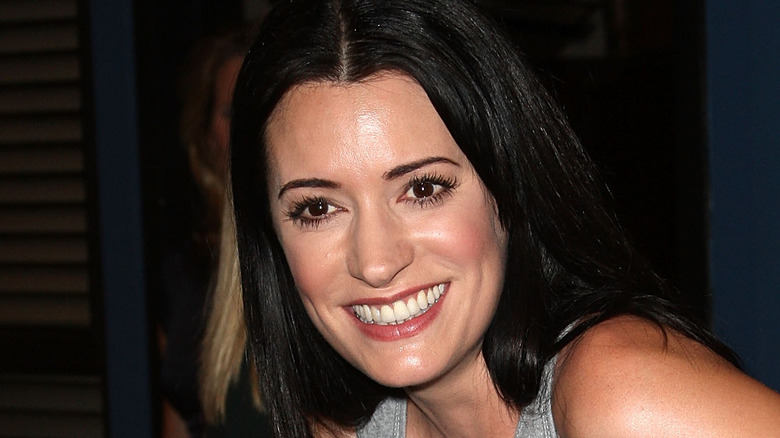 Paget Brewster sourit à une fête