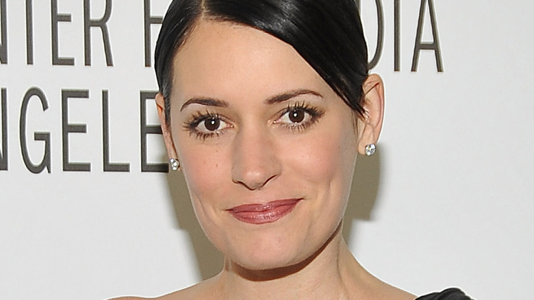 Paget Brewster pose sur le tapis rouge