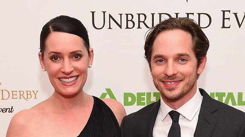 Paget Brewster et Steve Damstra posent sur le tapis rouge