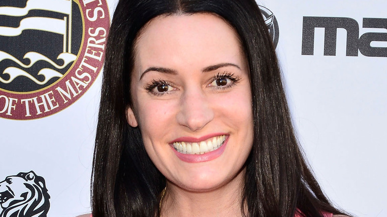 Paget Brewster sourit sur le tapis rouge