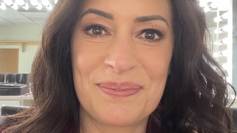 Paget Brewster sourit dans un selfie