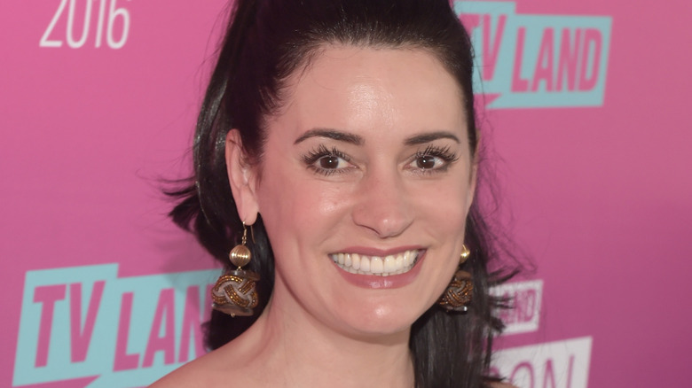 Paget Brewster pose sur le tapis rouge