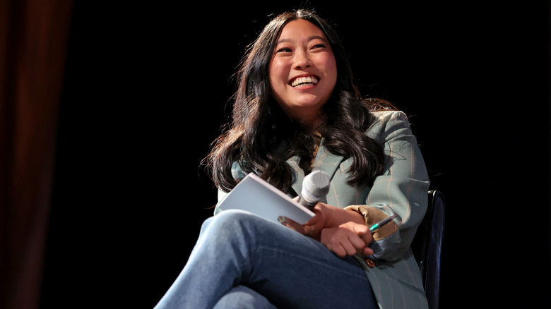 Awkwafina souriant