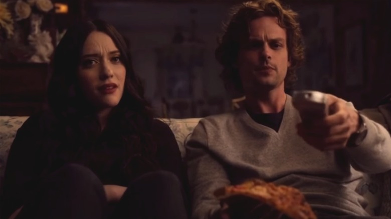 Kat Dennings aux côtés de Matthew Gray Gubler tenant une télécommande