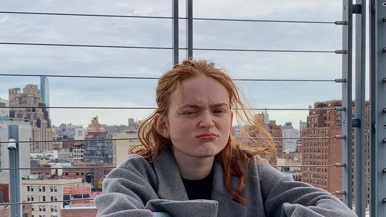 Sadie Sink fronçant les sourcils