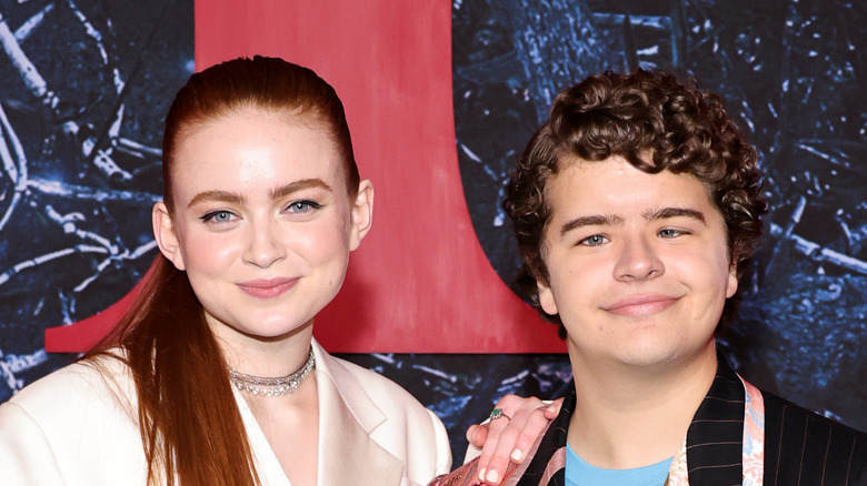 Sadie Sink et Gaten Matarazzo sourient