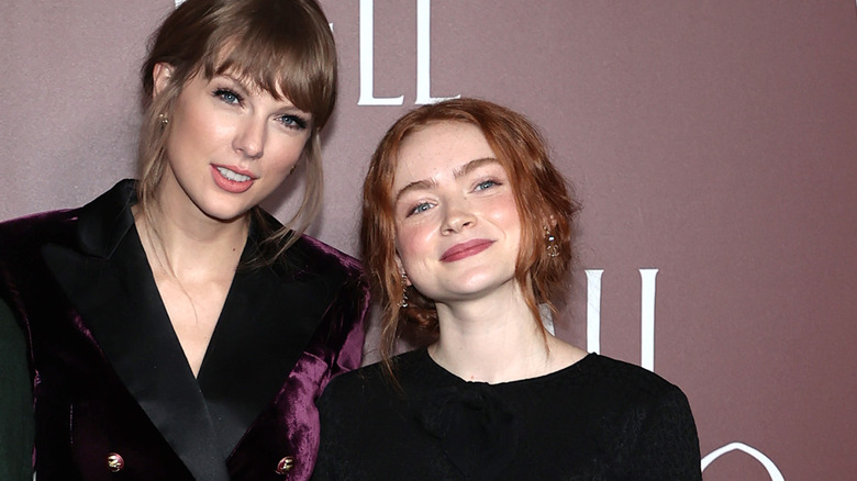 Taylor Swift et Sadie Sink sourient