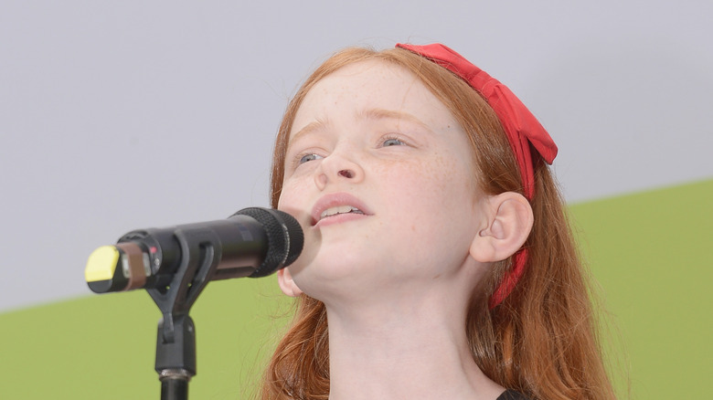 La jeune Sadie Sink chante