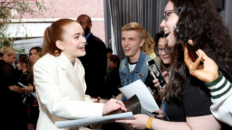 Sadie Sink signant des autographes